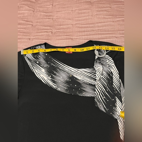 Black Cute Top Decorated with Sequined Scarf - Picture 3 of 6